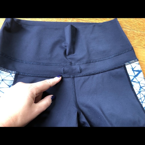 Lululemon navy printed crop leggings size 6 - Picture 3 of 6